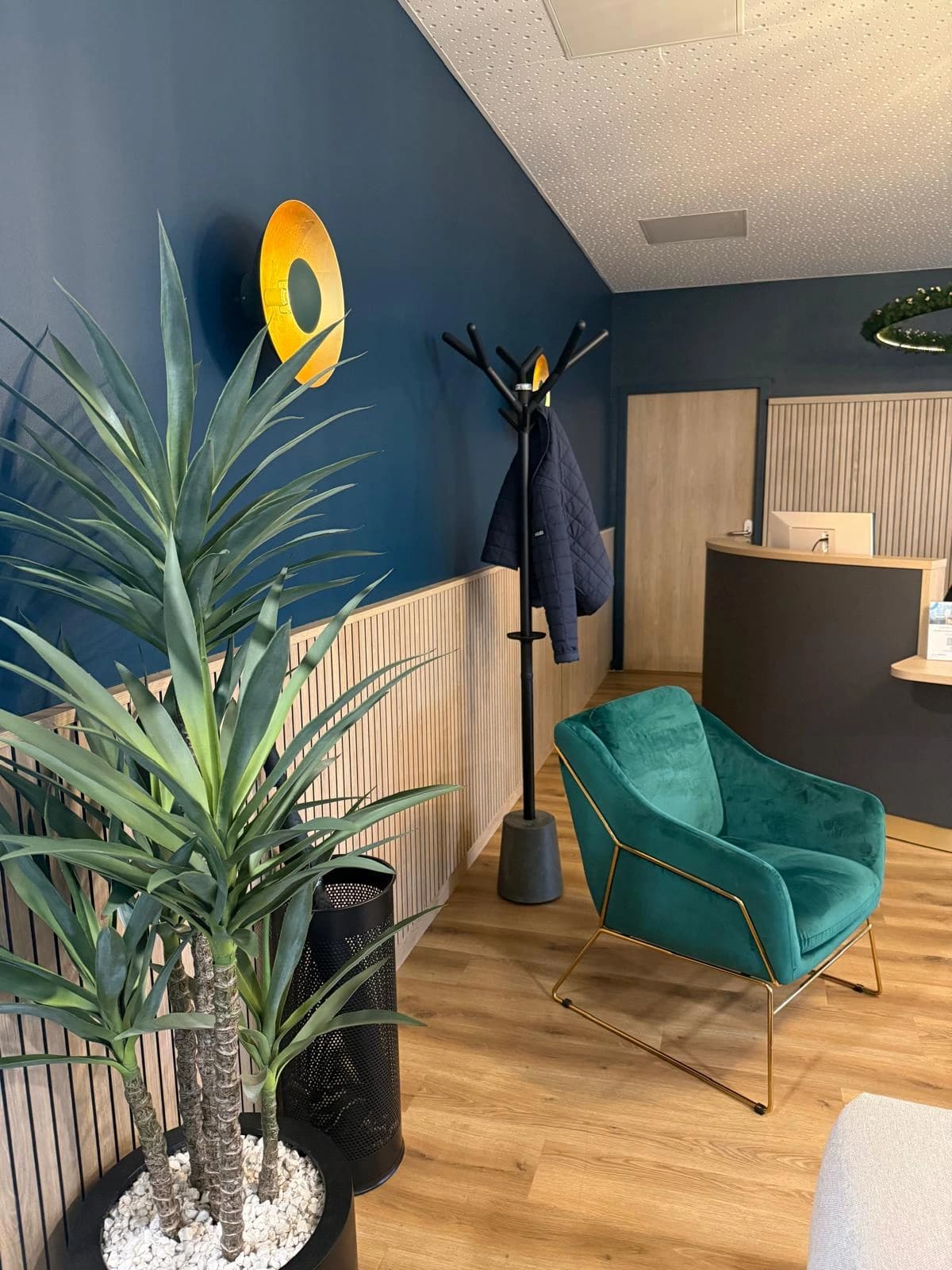 Portemanteau ARA Protection installé dans un espace d'accueil public - Mobilier de sûreté douce et protection non-violente pour la sécurité au travail