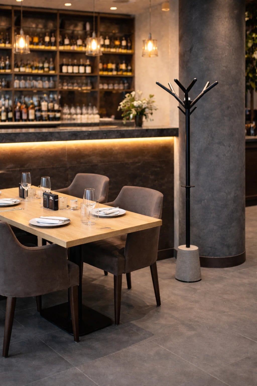 Portemanteau de sécurité ARA Protection intégré dans un bar - Protection professionnelle design pour établissement de nuit