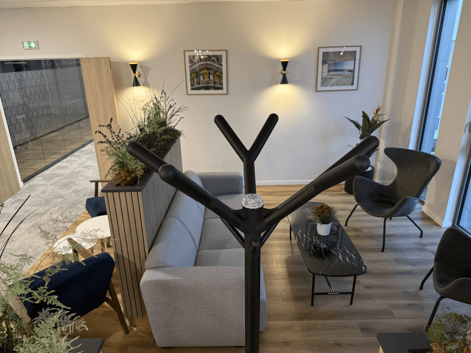 Photo du porte manteau présentant l'offre commercial d'ARA protection