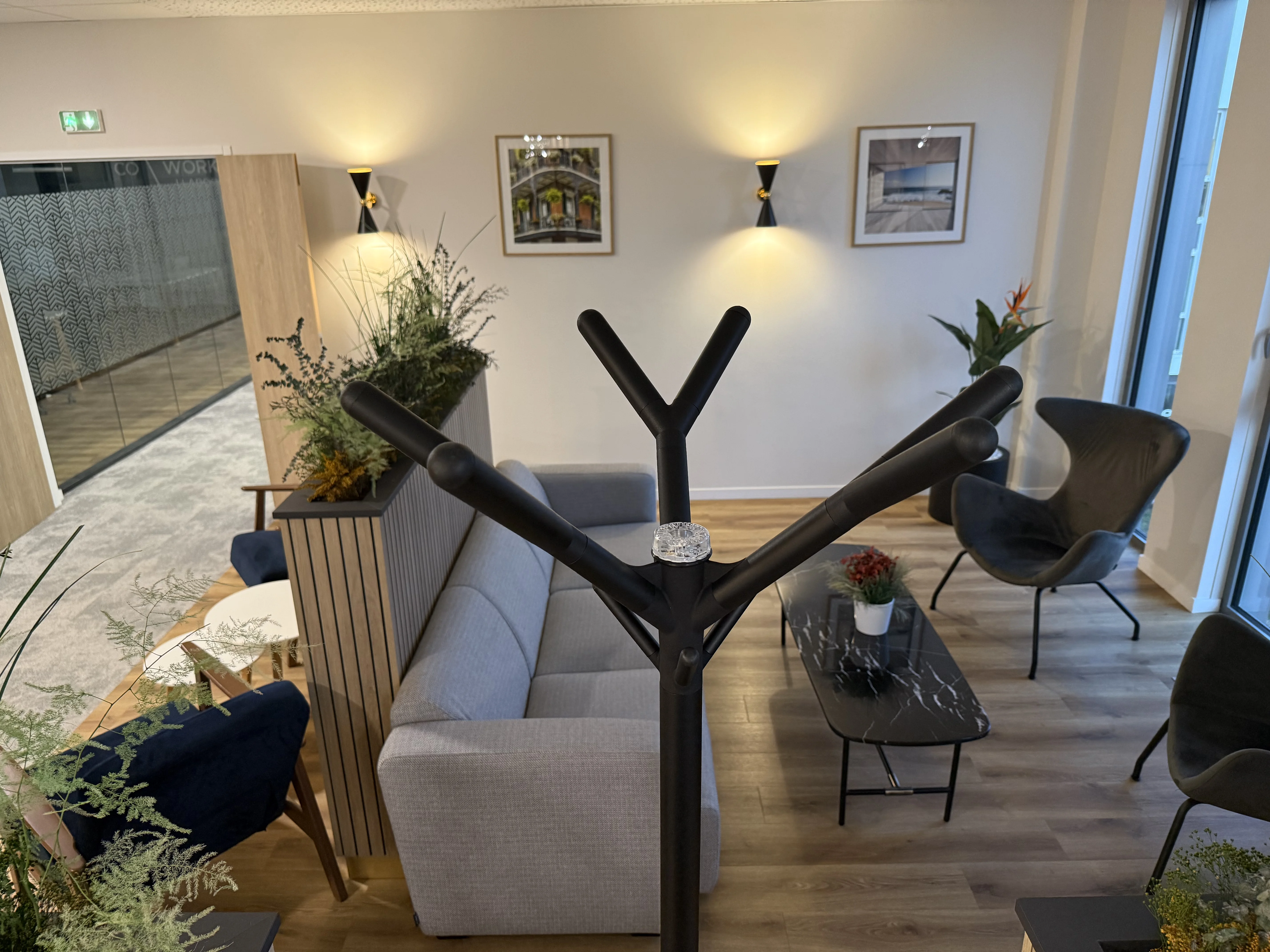 Portemanteau de sécurité ARA Protection installé dans un restaurant - Dispositif de protection professionnelle avec système d'alerte agression et solution anti-agression pour la sûreté au travail